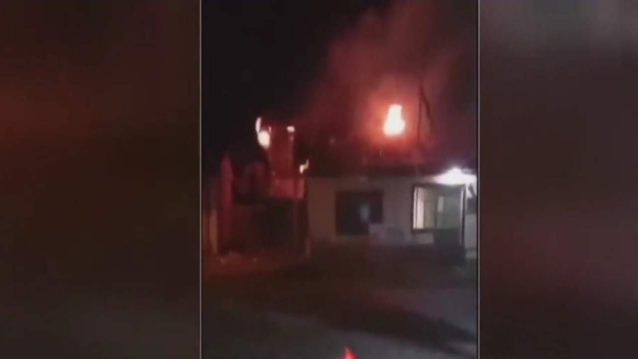 شاهد.. حريق في مقر لقوات الباسيج في محافظة جيلان