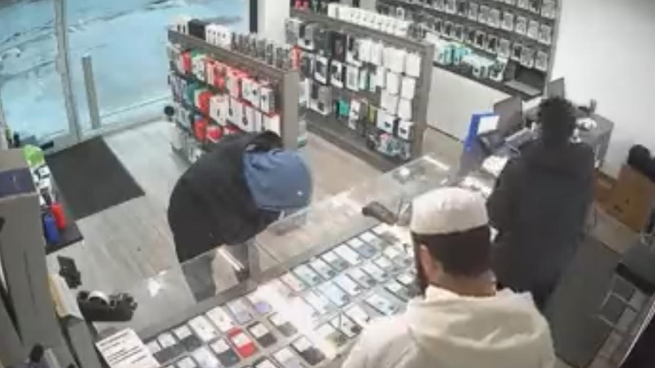 بالفيديو.. انجليزي يحاول سرقة جوّالين وصاحب المحل لم يرفع بلاغ ضده