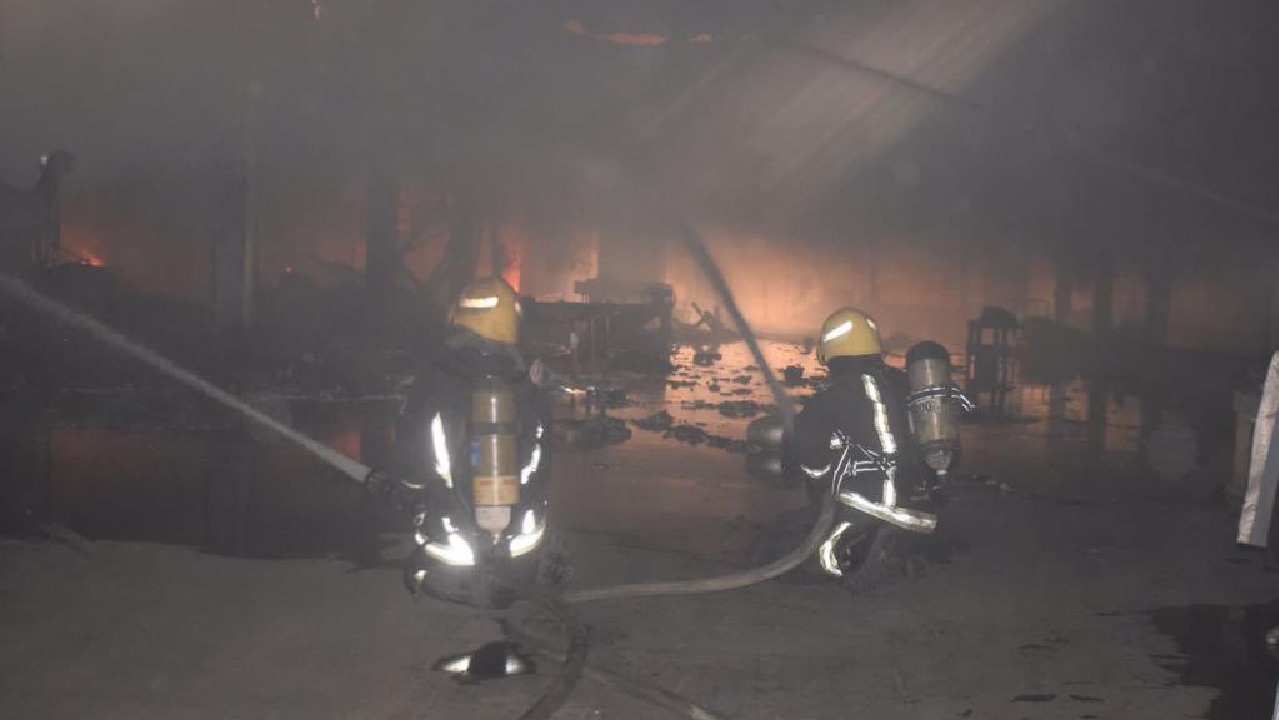 وفاة شخص إثر حريق اندلع في سوق الصواريخ بجدة