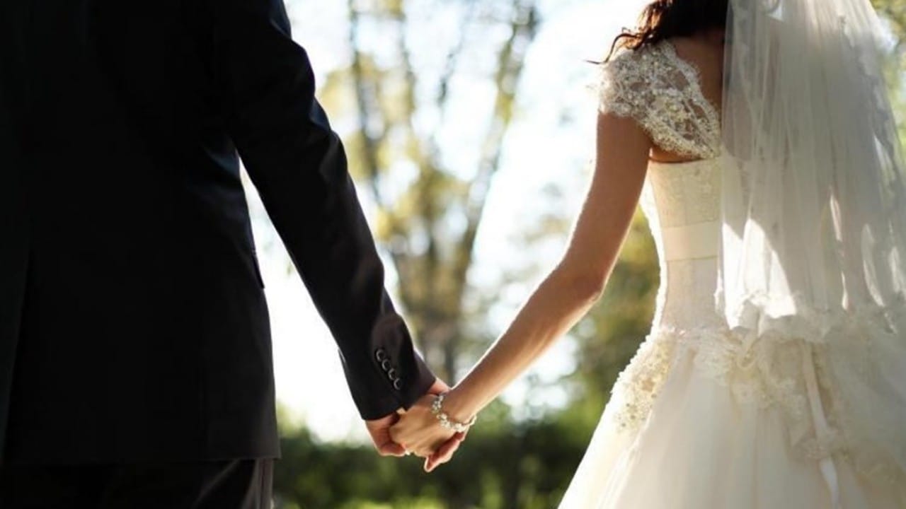 بالفيديو.. تصرفات خطيرة خلال زفاف عروسين