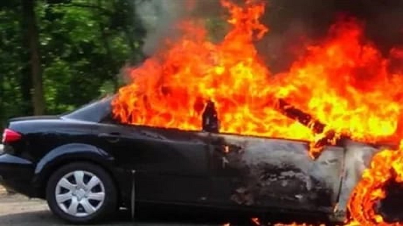 اشتعال النيران في سيارة عروسين أثناء حفل زفافهما