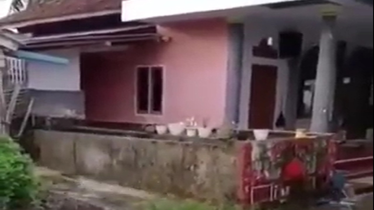 بالفيديو .. زلزال عنيف يضرب جزيرة إندونيسية