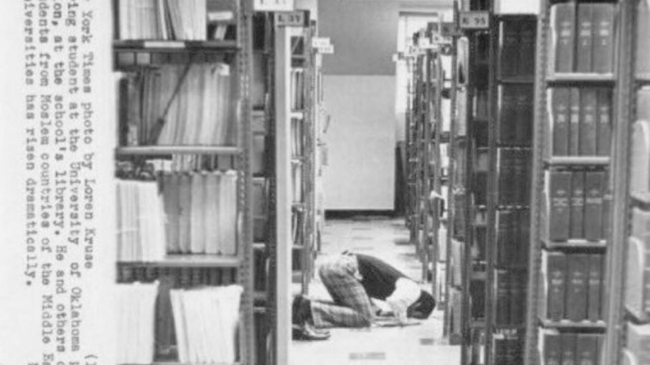 شاهد.. صورة مؤثرة لمبتعث يصلي بين الكتب داخل جامعة أمريكية قبل 47 عاما