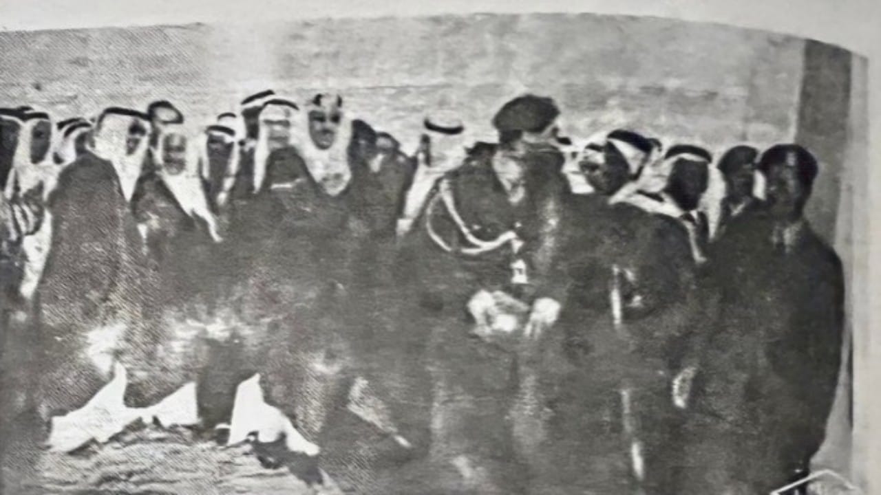 شاهد.. صورة نادرة للملك سعود أثناء افتتاحه مصنع الأسمنت