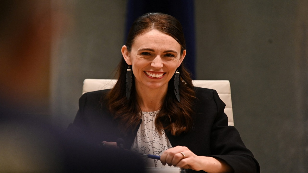 رئيسة وزراء نيوزيلندا تشتم معارضاً معتقدة أن الميكروفون مغلق