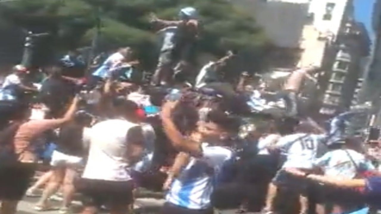 شاهد.. الجماهير الأرجنتينية تسرق الشرطة وتحتفل بداخلها في بوينس آيرس