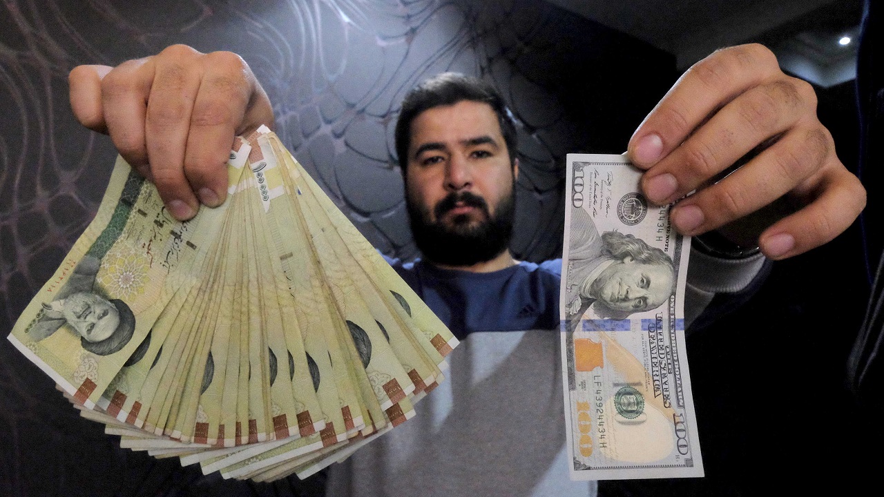 بعد انهيار تاريخي للعملة..محافظ البنك المركزي الإيراني يستقيل