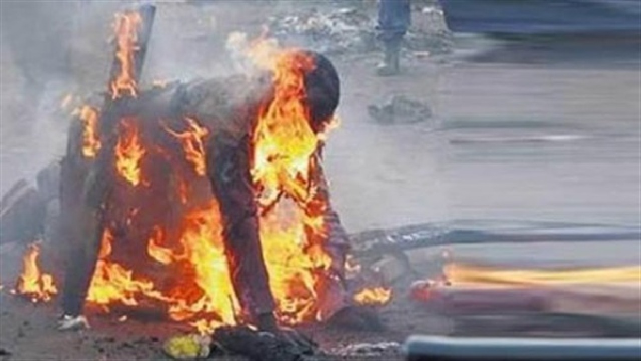 أهالي يحرقون شاباً حياً لسرقته سيارة!