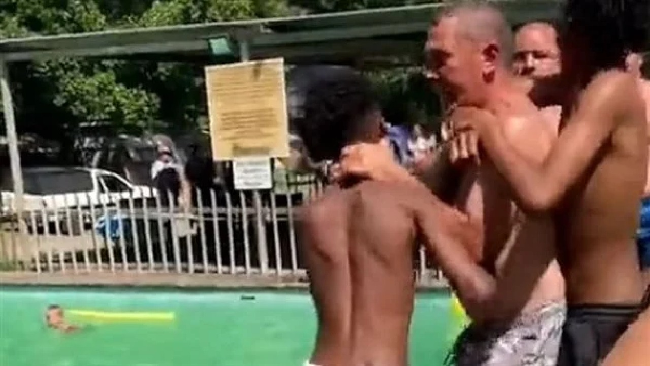 شاهد .. هجوم عنصري على مراهقين أفارقة أرادوا استخدام حمام سباحة