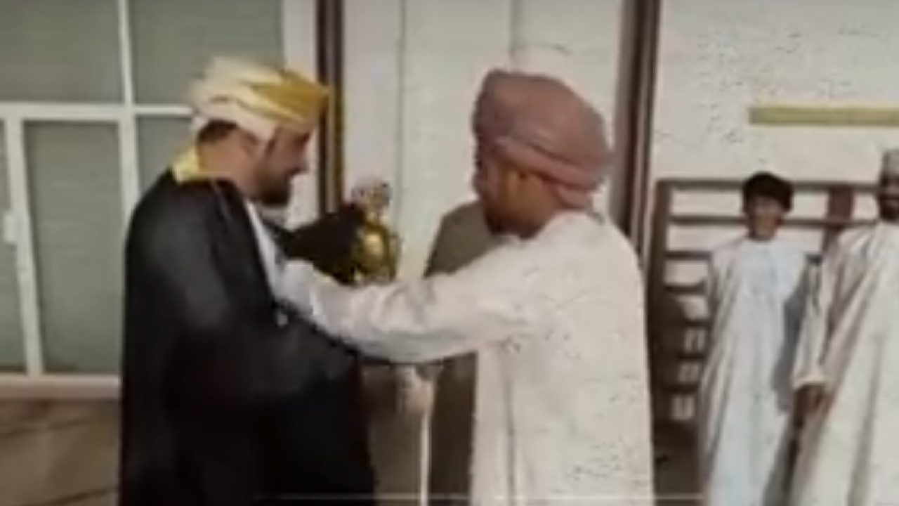 بالفيديو.. عريس يتقمص شخصية ميسي بالبشت والكأس في حفل زفافه