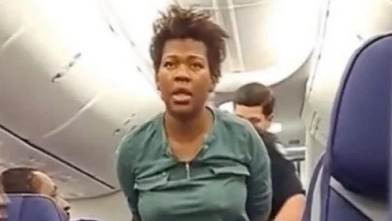امرأة تغرس أسنانها في فخذ رجل وتحاول فتح الطائرة أثناء طيرانها