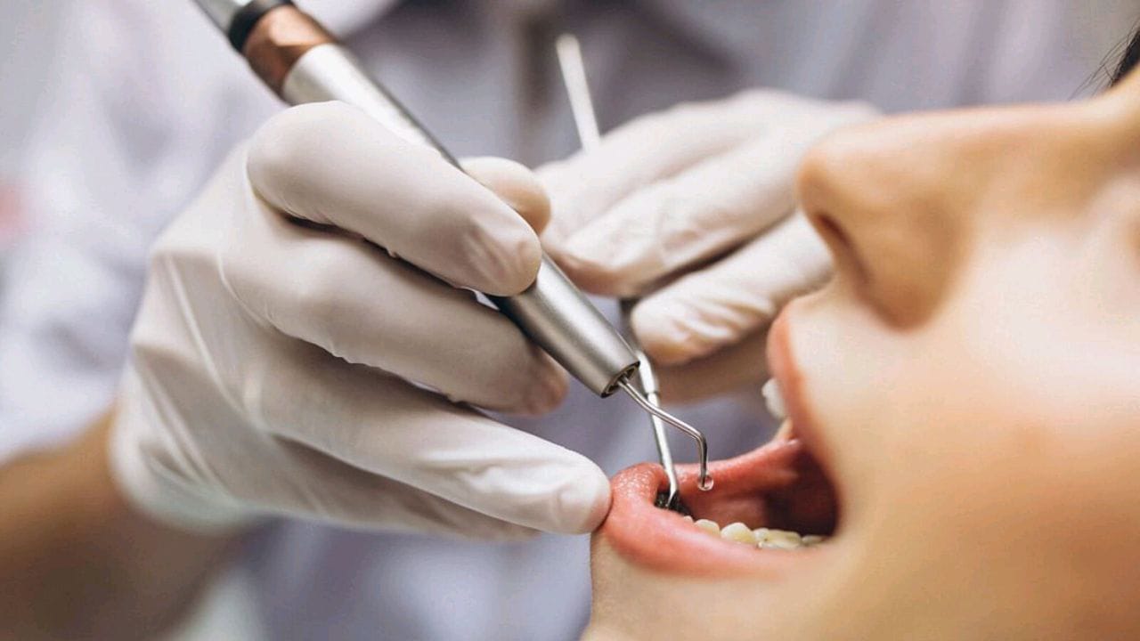 استشارية تنصح بعلاج آلام الأسنان في أي مرحلة خلال الحمل