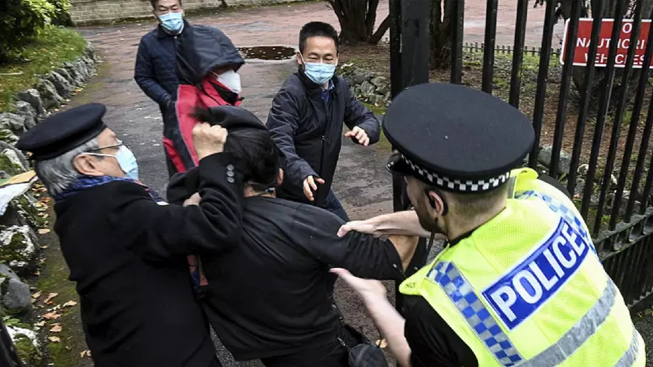 الصين تسحب 6 ديبلوماسيين من بريطانيا بعد ضرب ناشط صيني
