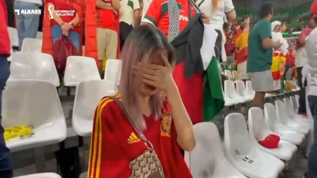 حزن وبكاء بين الجماهير الاسبانية عقب الخسارة أمام المغرب