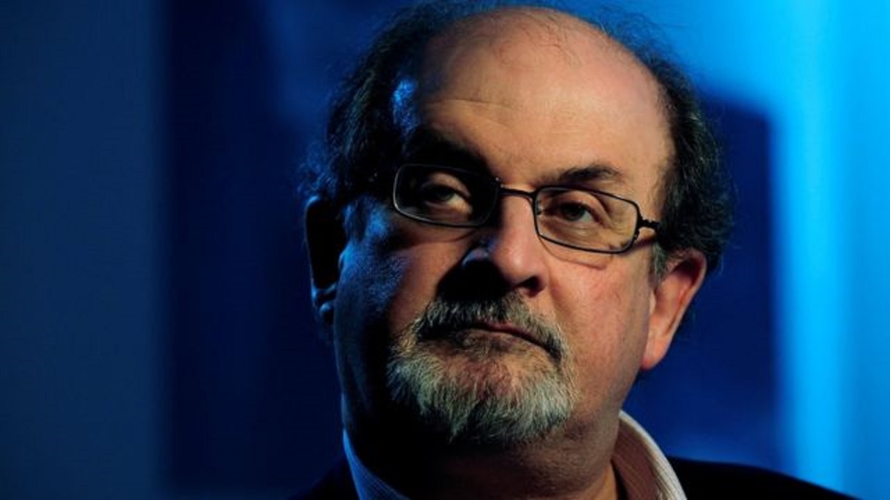 بعد تعرضه للطعن في أمريكا..سلمان رشدي يكشف عن روايته الجديدة
