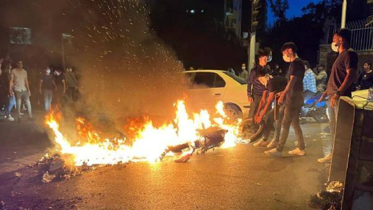 محتجون إيرانيون يحرقون لافتات ذكرى الهالك قاسم سليماني