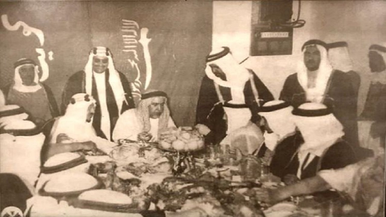 صورة نادرة للملك سعود أثناء تناول الغداء مع الشيخ عبدالله الصباح