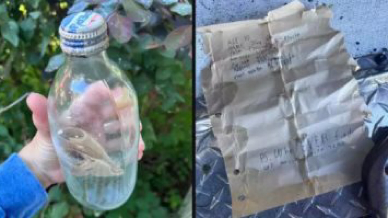 رجل يعثر على رسالة بزجاجة في البحر عمرها 40 عامًا
