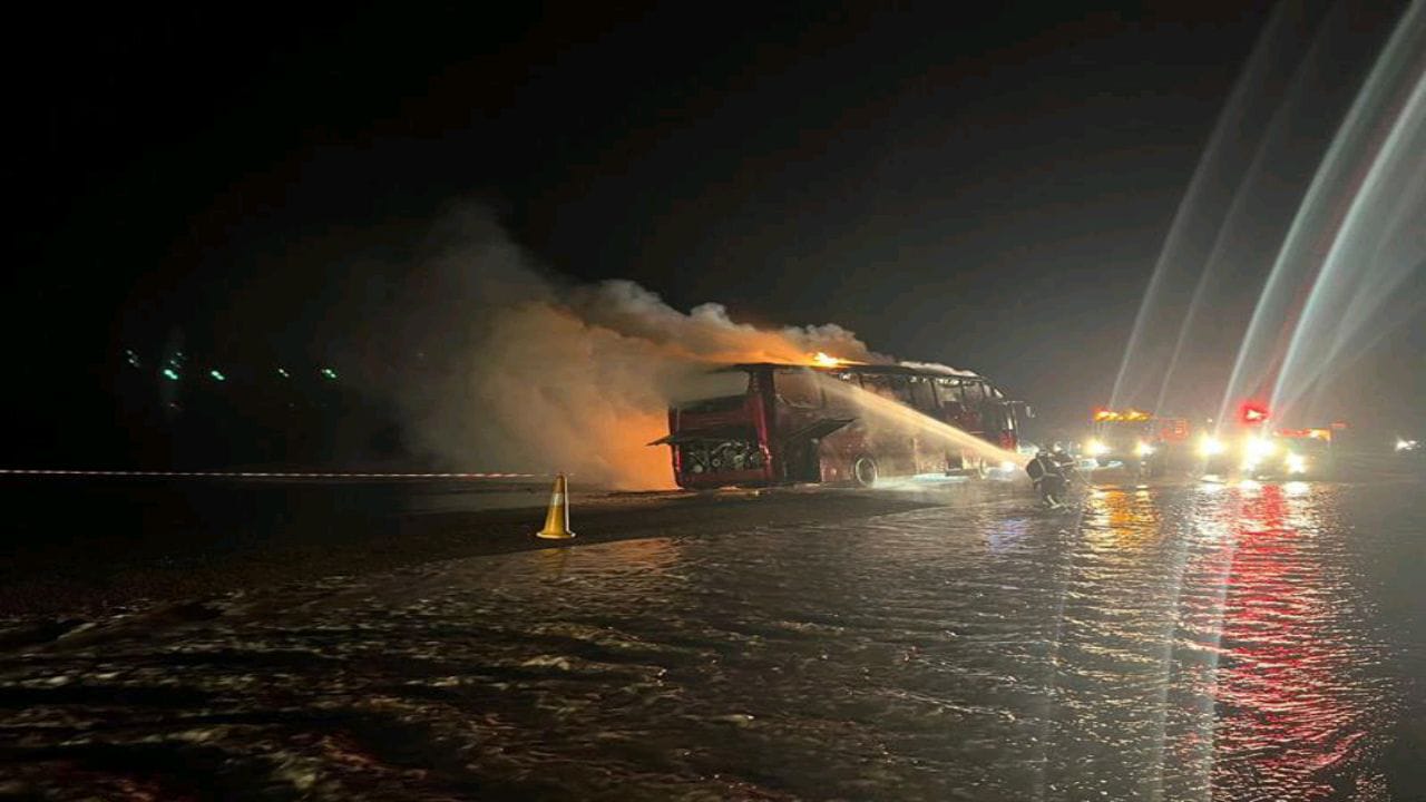 بالصور.. إخماد حريق حافلة في عفيف دون إصابات