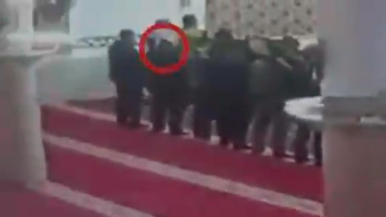 بالفيديو.. وفاة رجل أثناء الصلاة في المسجد