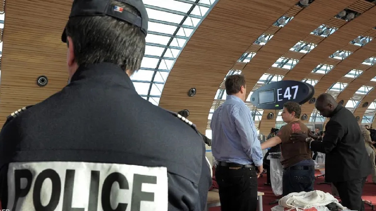 القبض على لاعب كرة قدم في المطار بحوزته كوكايين