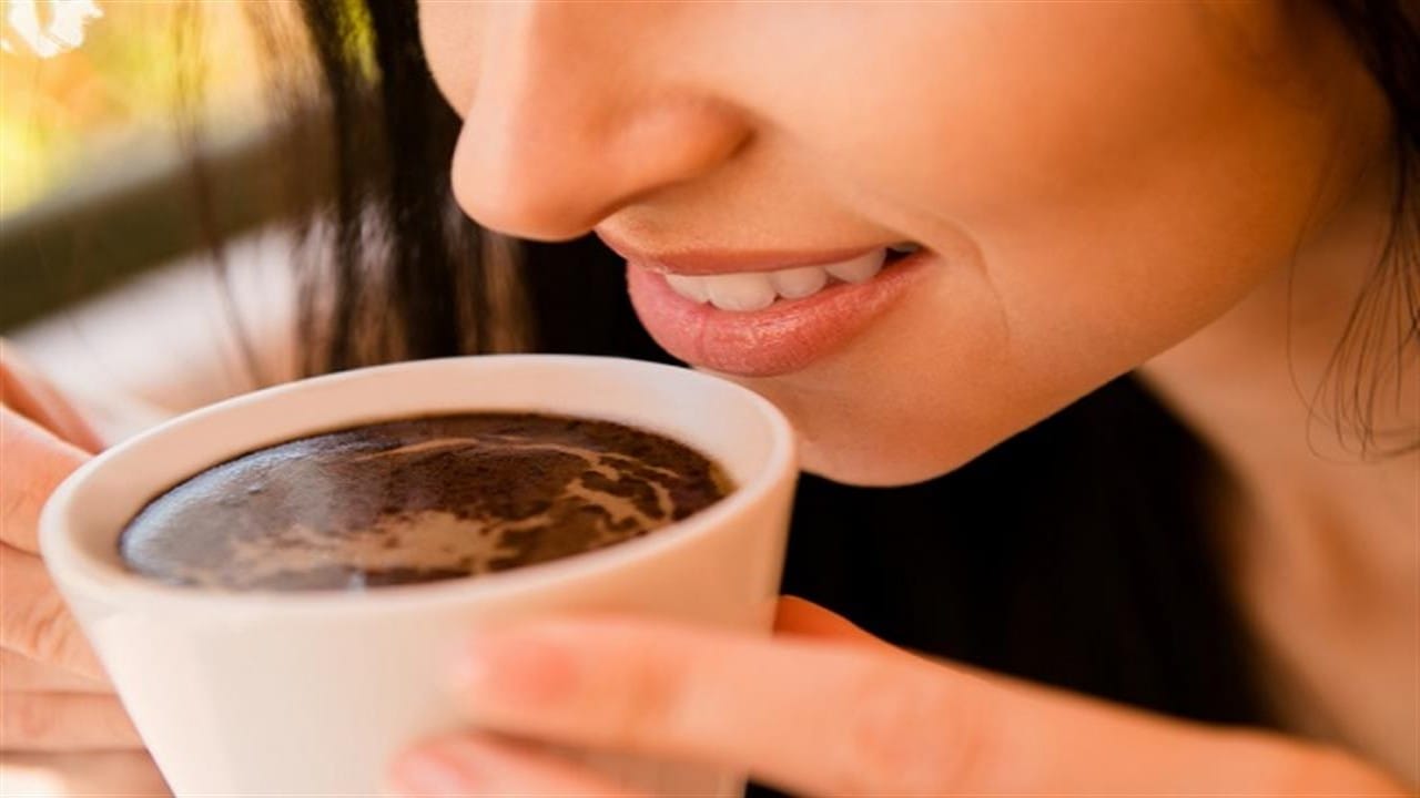 كيفية تجنب اصفرار الأسنان بعد تناول القهوة
