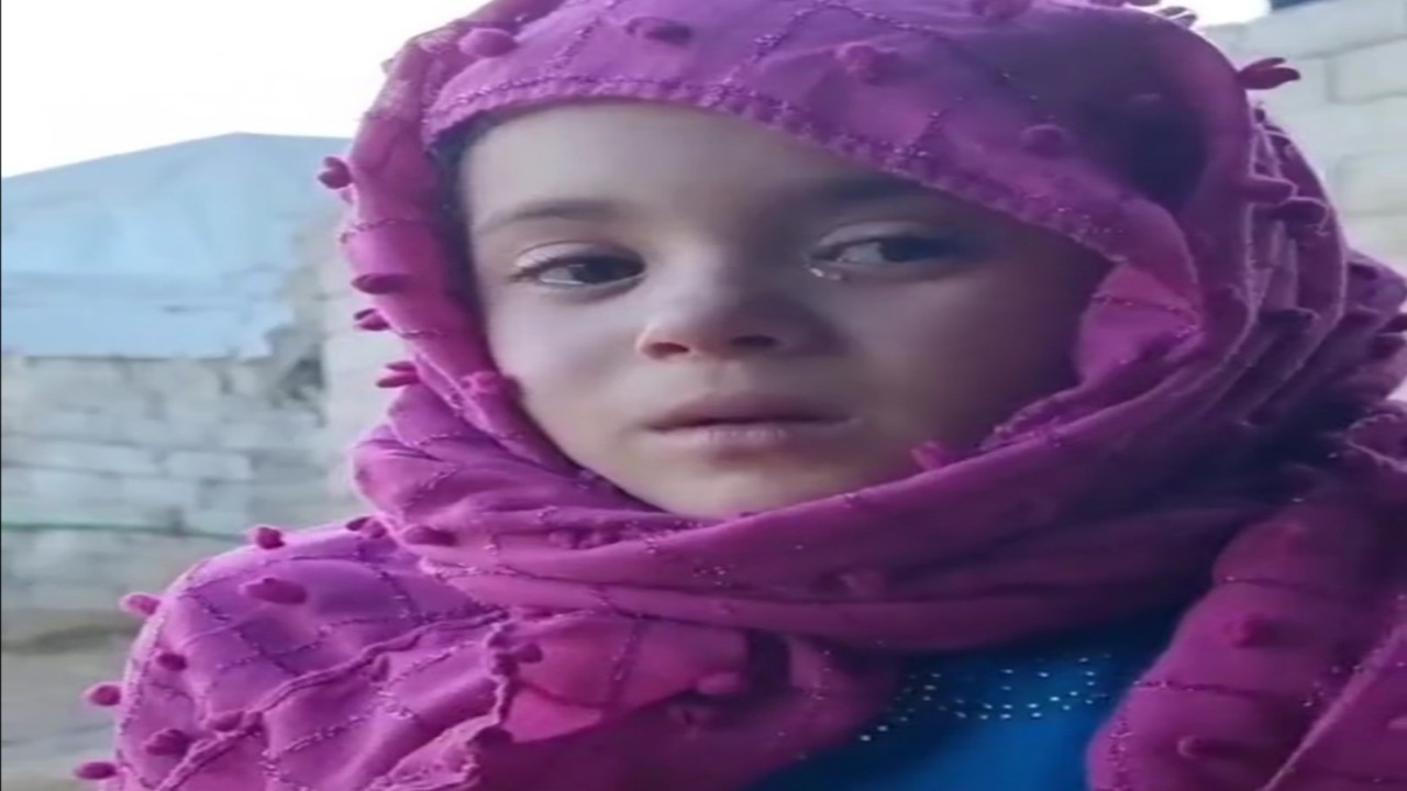 فيديو لطفلة سورية يدمي القلوب: ماتت أختي من البرد
