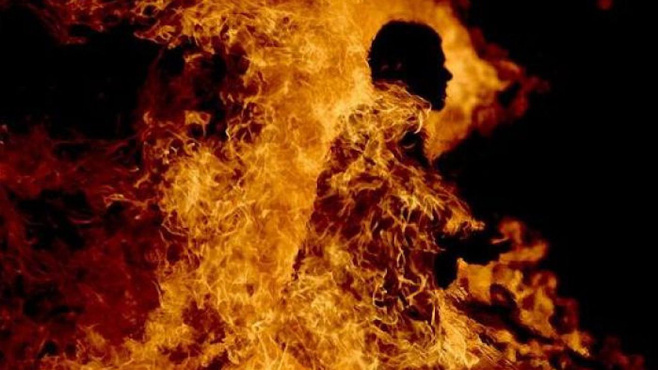 شاب يقتل عائلته حرقًا أثناء نومهم بسبب سوء معاملتهم له
