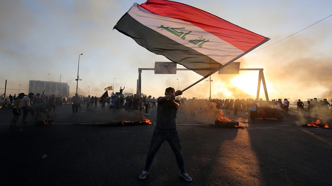 عراقيون يتظاهرون ويهتفون: &#8220;نزل الدولار&#8221;