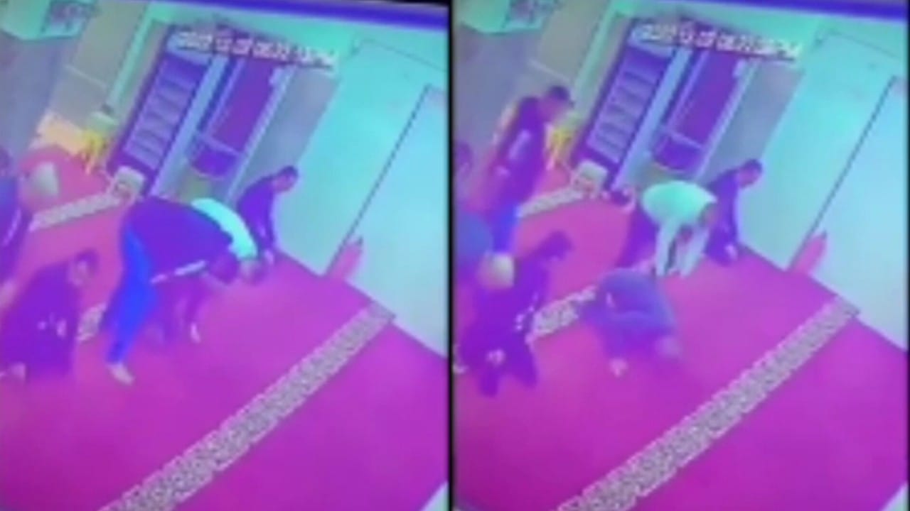 بالفيديو.. لحظة وفاة رجل أثناء صلاته في المسجد
