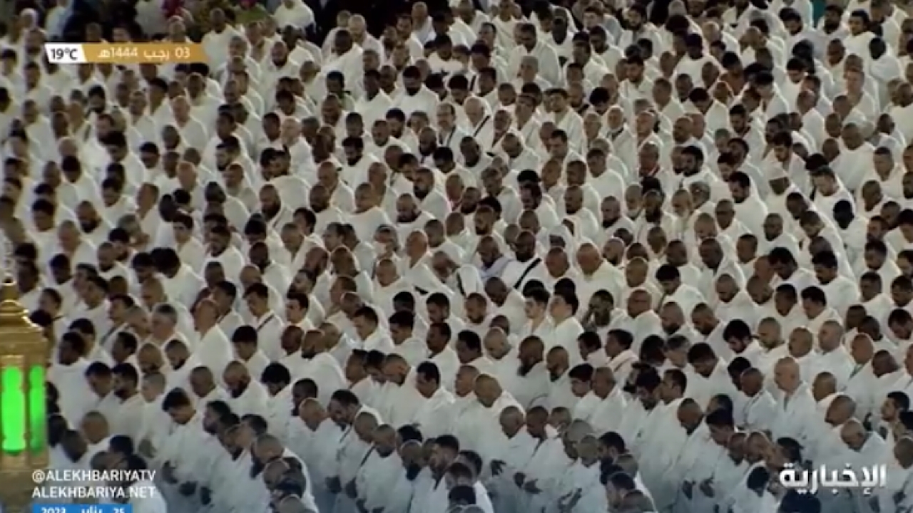 لقطات روحانية لجموع المصلين أثناء تأديتهم صلاة الفجر في الحرم المكي