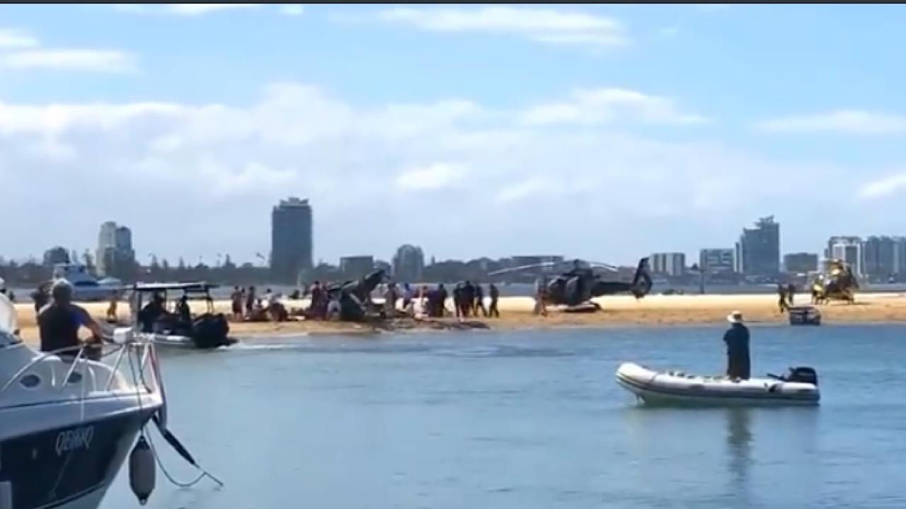 بالفيديو.. مصرع 4 أشخاص بحادث تصادم مروحيتين فوق شاطئ