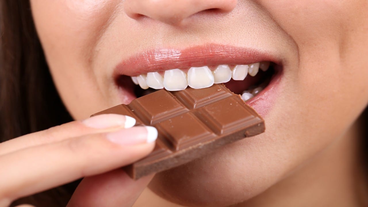 سبب ذوبان الشوكولاتة في الفم