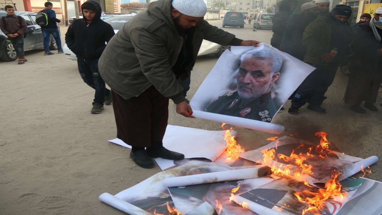 رغم قمع الملالي..الإيرانيون يواصلون الاحتجاجات ويحرقون صورة سليماني