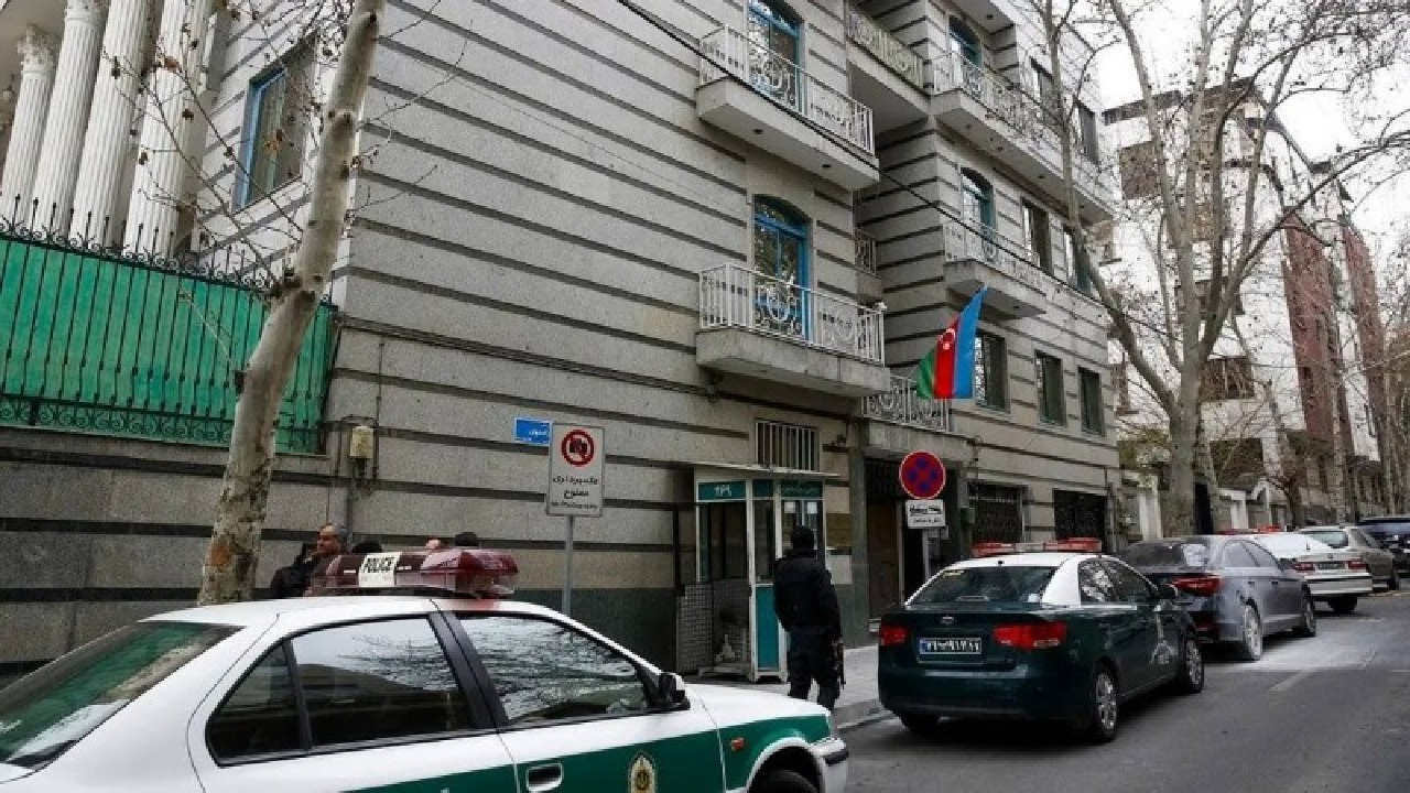 سفارة أذربيجيان في طهران تجلي موظفيها بعد الهجوم المسلح