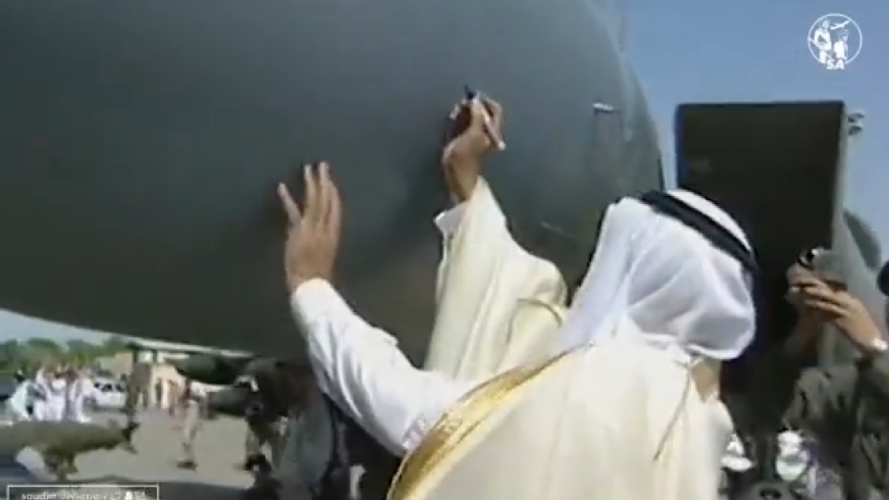 فيديو نادر للملك عبدالله وهو يكتب عبارة  &#8220;الله يحفظك&#8221; على طائرة سعودية