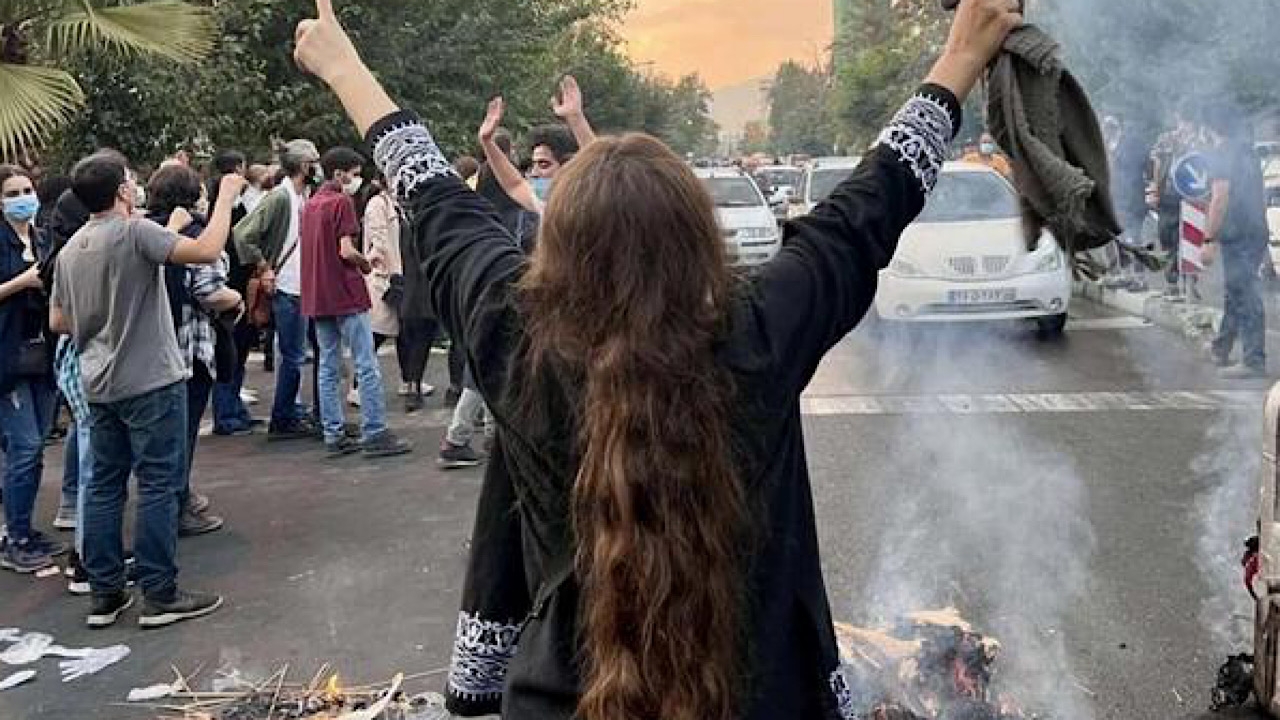 مصرع شابة بشكل غامض في طهران أثناء مداهمة منزلها واعتقالها