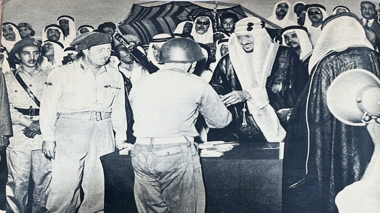 صورتان قديمتان للملك سعود في افتتاح مطار جدة
