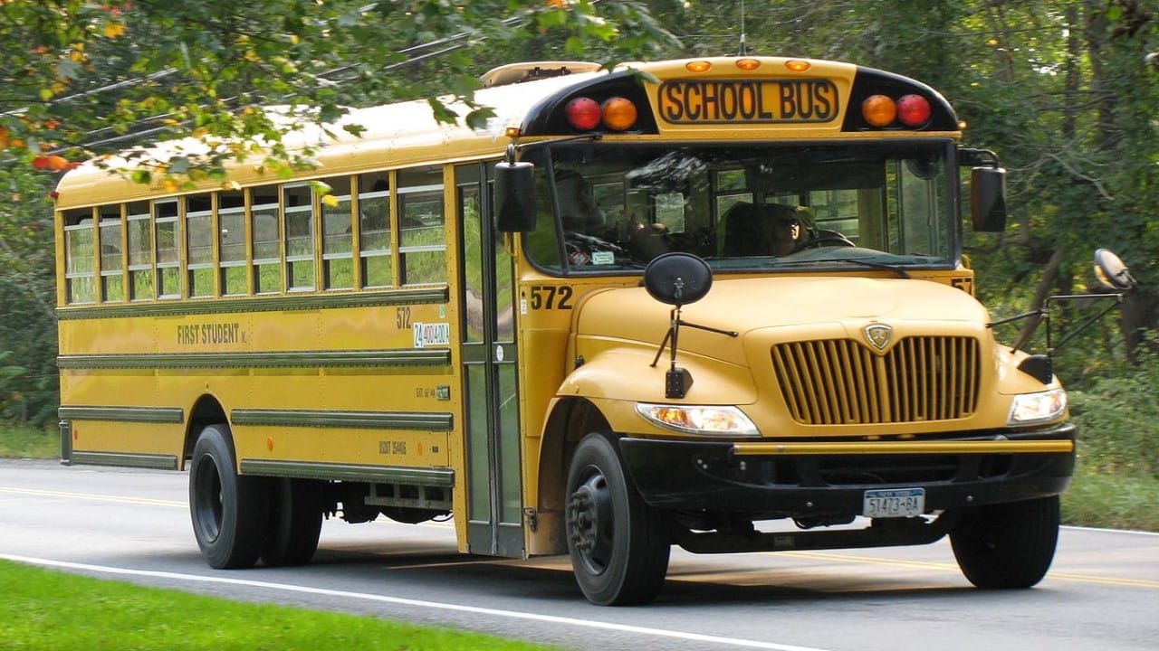 القبض على شاب بتهمة سرقة حافلة مدرسية