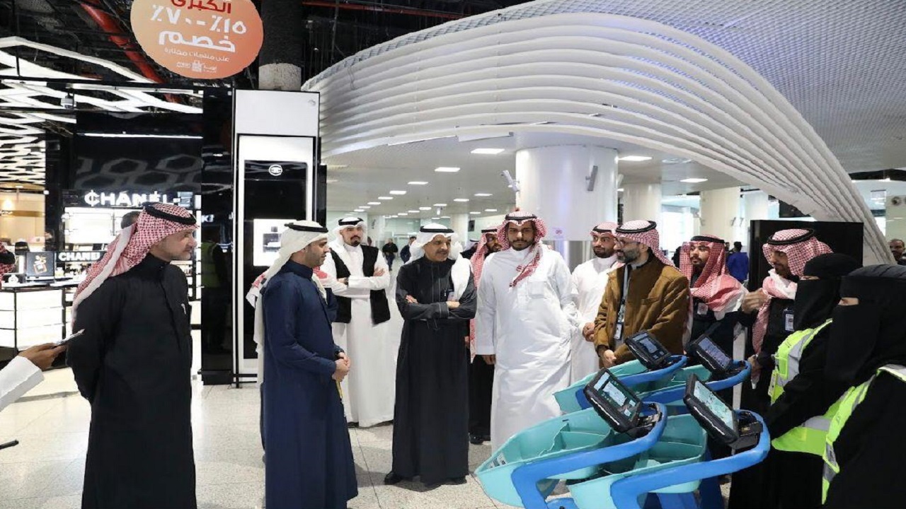 مطار الملك خالد الدولي يطلق عربات التسوق الذكية