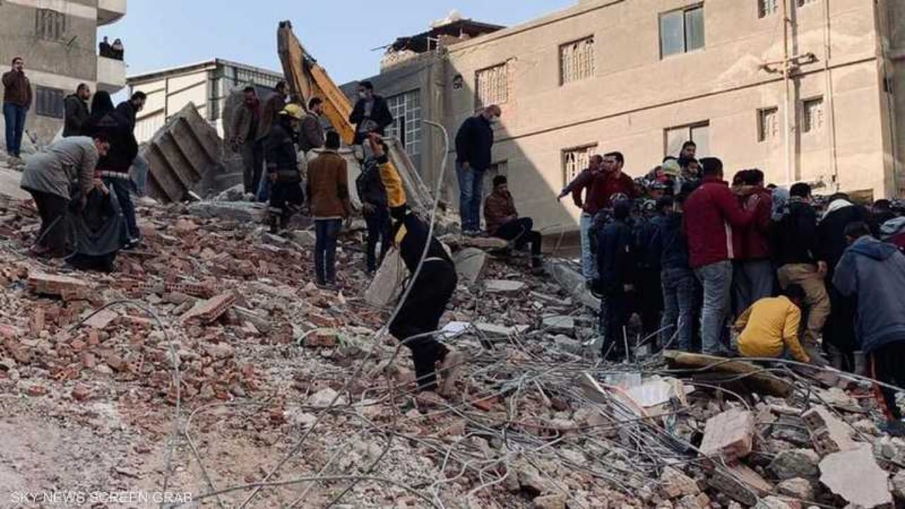 انهيار بناء سكني يودي بحياة شخصين في مصر