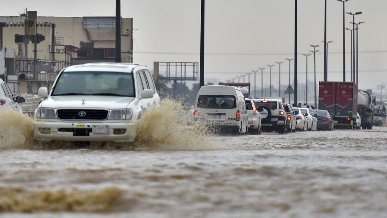 ارتفاع منسوب المياه يغلق أنفاق طريقين في مكة
