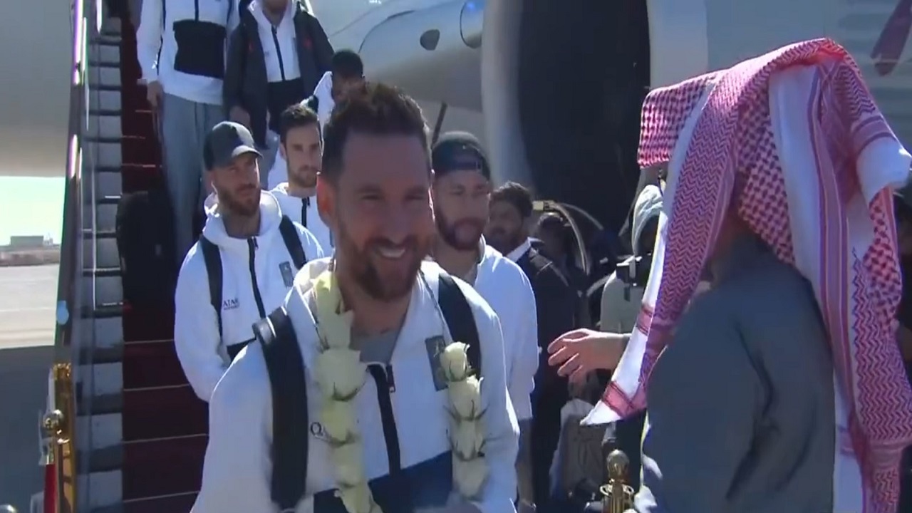 بالفيديو.. لحظة وصول بعثة باريس سان جيرمان إلى الرياض