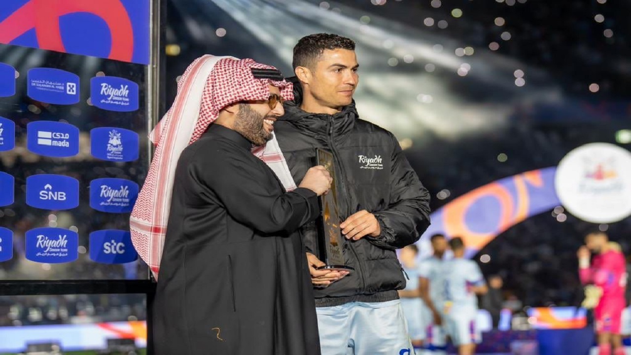 رونالدو يُتوج بجائزة أفضل لاعب في كأس موسم الرياض