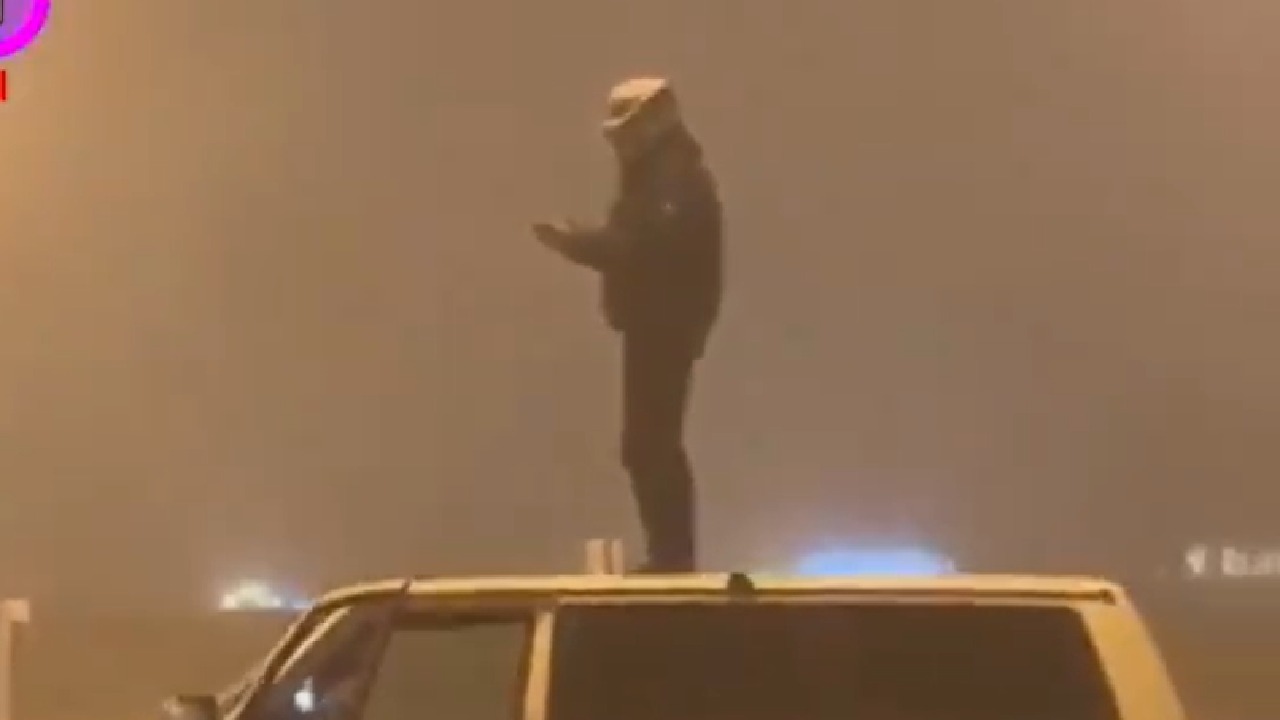 شاهد.. شاب يرقص الدحة على سقف مركبته وسط الضباب الكثيف