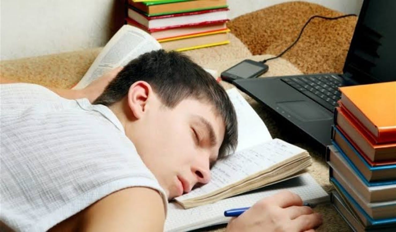 6 علامات لقلة النوم تؤثر على الأداء الدراسي