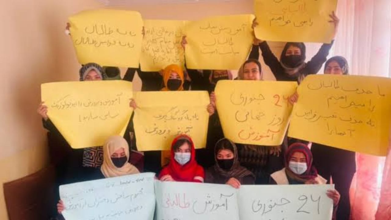 أفغانيات يتظاهرن ضد قمع طالبان للمرأة في اليوم العالمي للتعليم