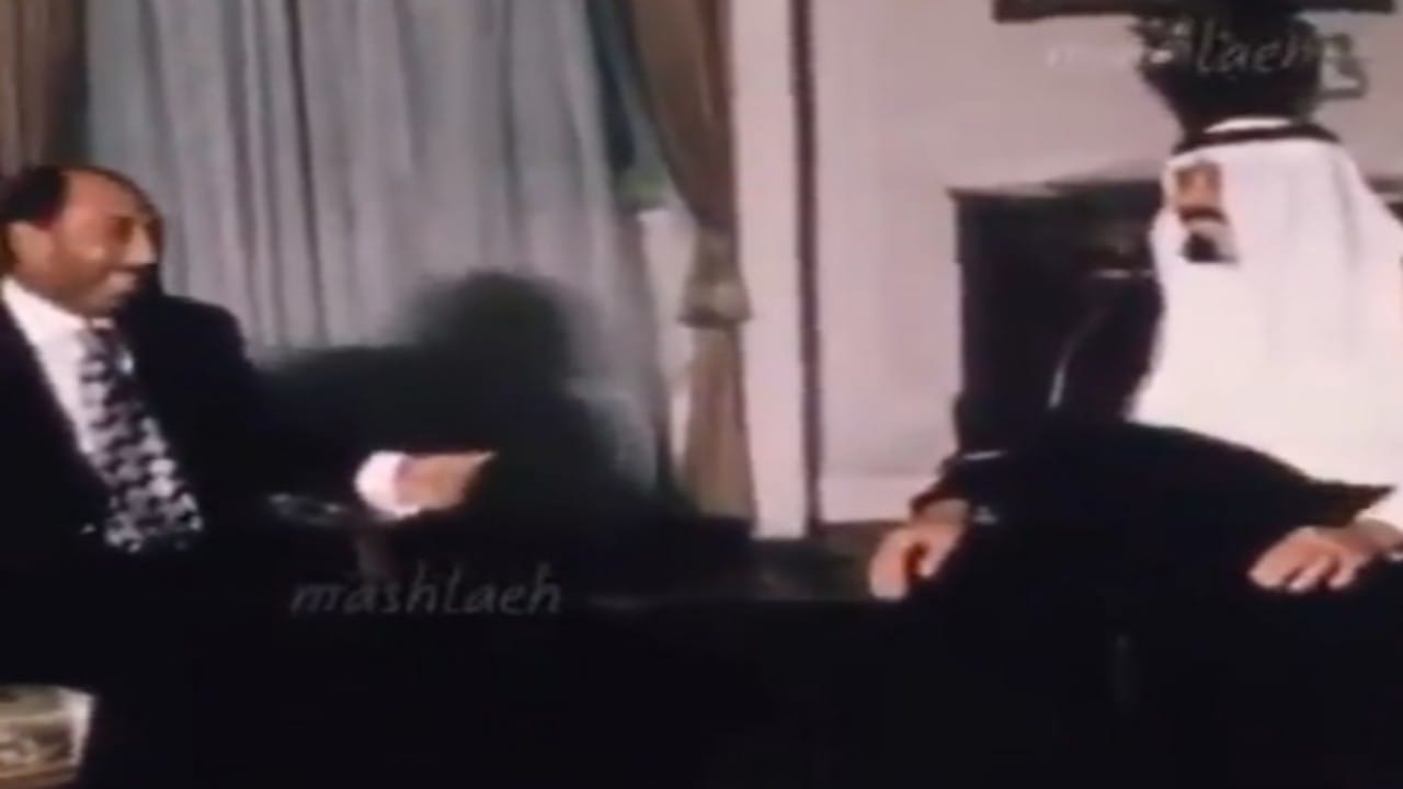 شاهد.. فيديو نادر للملك عبدالله مع الرئيس المصري الراحل أنور السادات خلال زيارته للقاهرة
