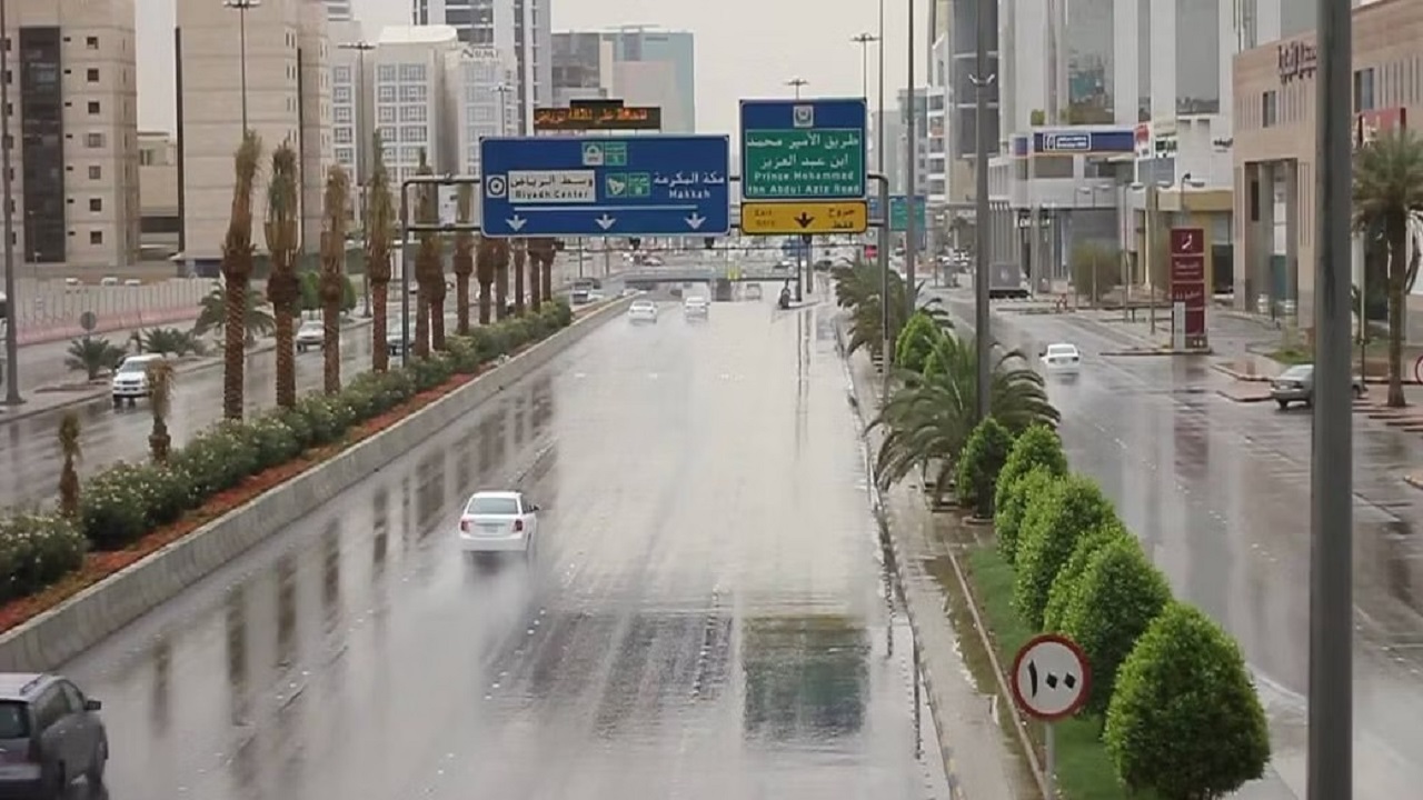 شاهد.. استمرار هطول الأمطار على معظم أنحاء الرياض