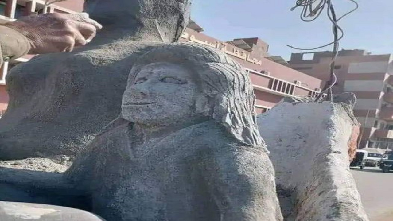 تمثال فرعوني &#8220;مُشوه&#8221; يُثير السخرية في مصر
